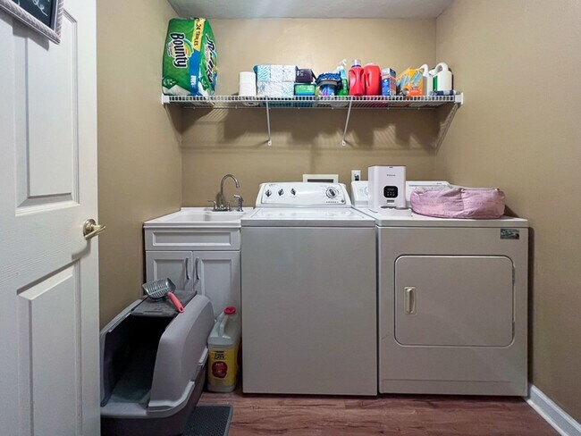Building Photo - Pet Friendly 3BR/2BA Home on 1 acre in SW Gainesville - available Mid-October!
