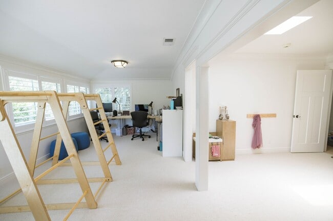 Building Photo - Fabulous spacious home, Great Highlands cul de sac, easy commute, exceptional Cupertino Schools!
