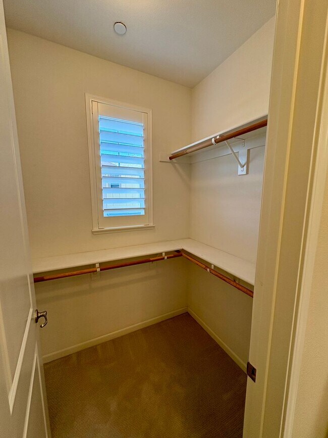 Building Photo - Spacious 4-Bedroom Townhouse