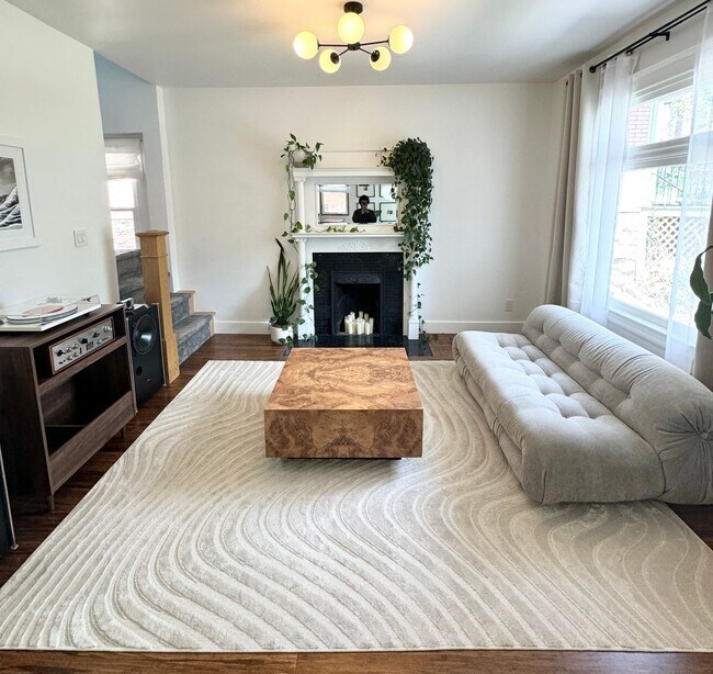 Building Photo - Gorgeous Avenues Remodel!