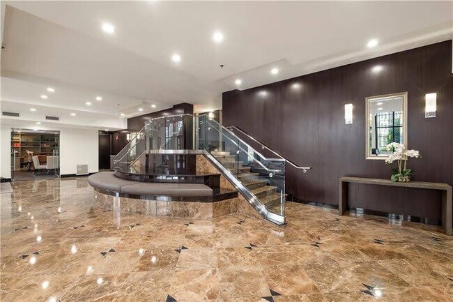 Building Photo - 3481 Lakeside Dr NE