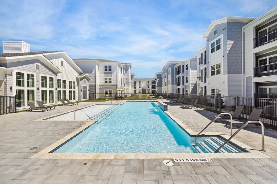 Willow Plaza apartments — community photo - Willow Plaza