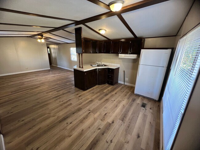 Building Photo - Renovated Trailer