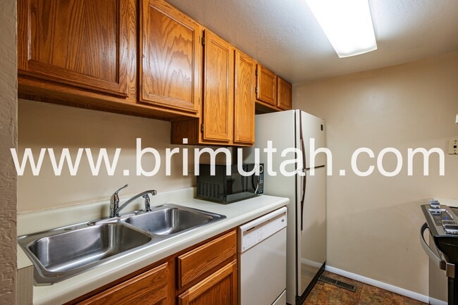 Building Photo - 4836 Highland Cir