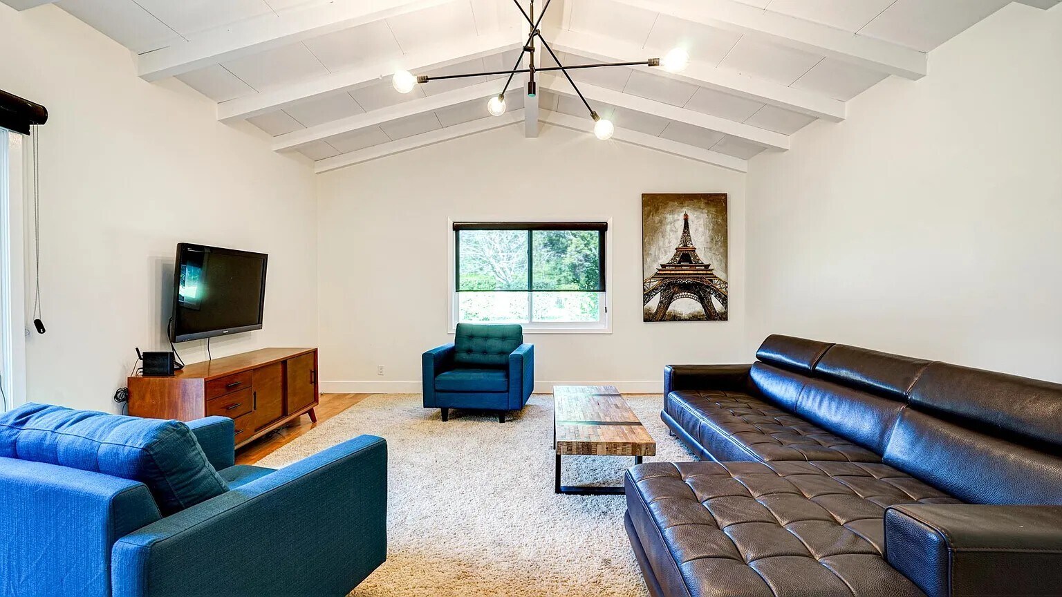 Great room / Playroom - 1415 Butterfield Rd