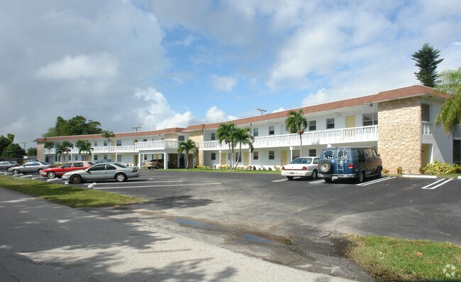 135 SW 3rd Ave - Boynton Beach Villas