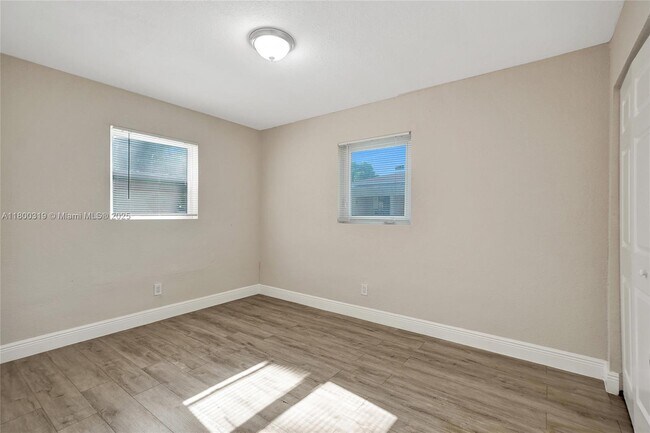 Building Photo - 429 NW 9th Ave