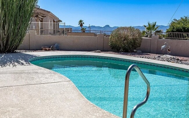 Building Photo - FULLY FURNISHED - LONG TERM RENTAL 3 Bedro...
