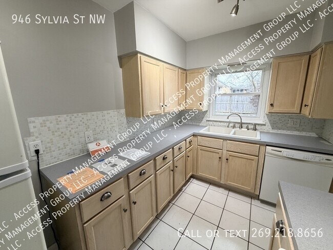 Building Photo - 946 Sylvia St NW