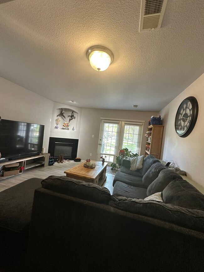Building Photo - Amazing Ground Level 2 Bedroom!