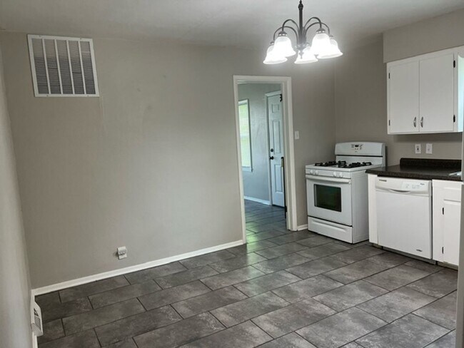 Building Photo - Super Cute 2 Bed 1 Bath House!