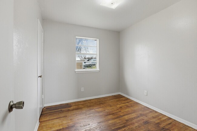 Building Photo - 1520 SE 48th Pl