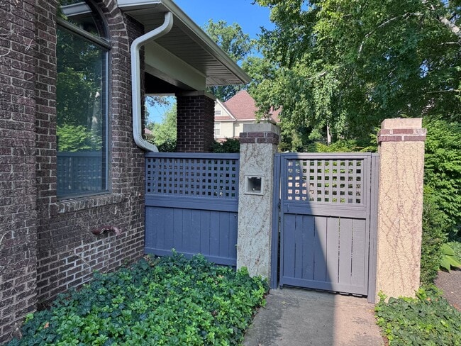 Building Photo - 3 bed 2.5 bath with the perfect blend of c...