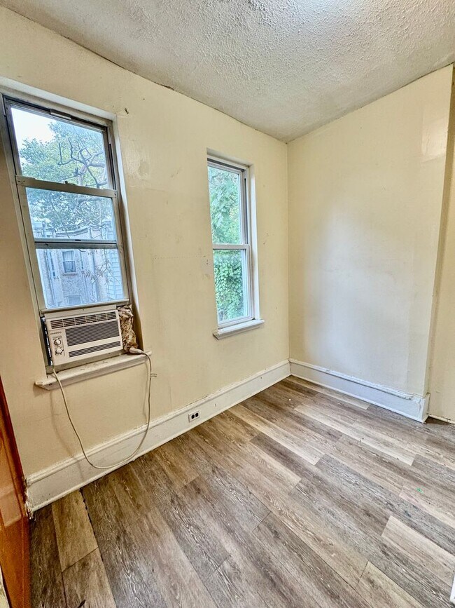 Building Photo - 220 S Millick St