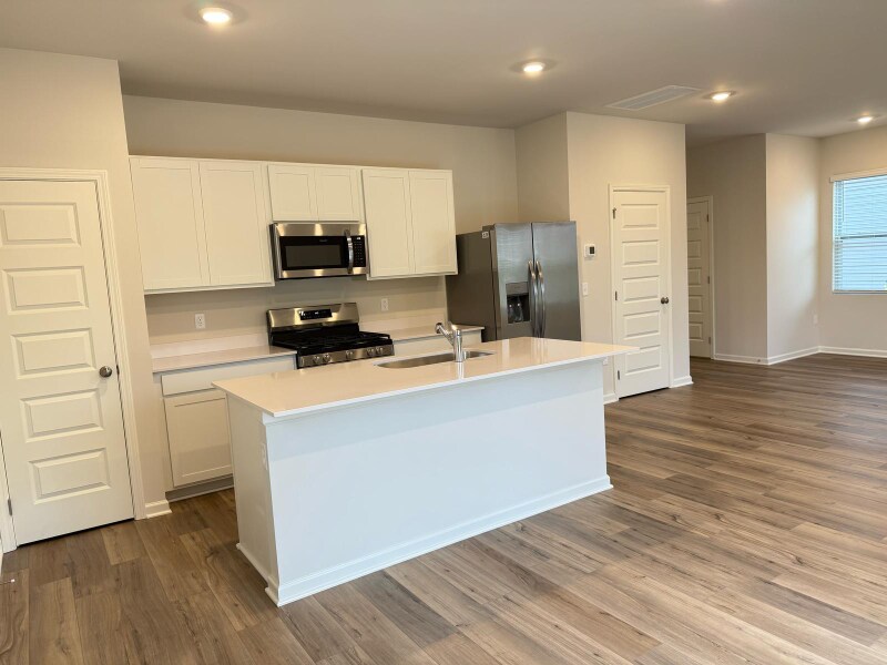 Building Photo - 600 Lyness Dr