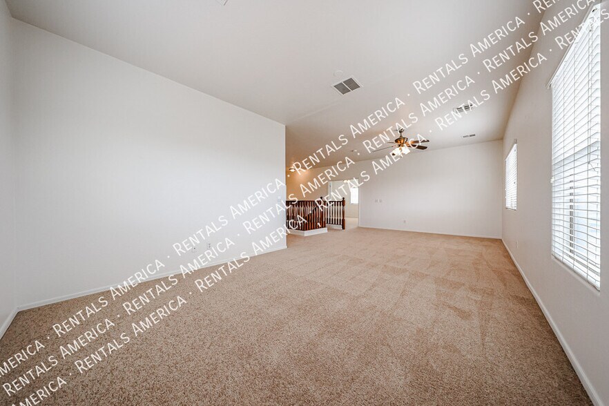 Building Photo - 935 E Blue Spruce Ln