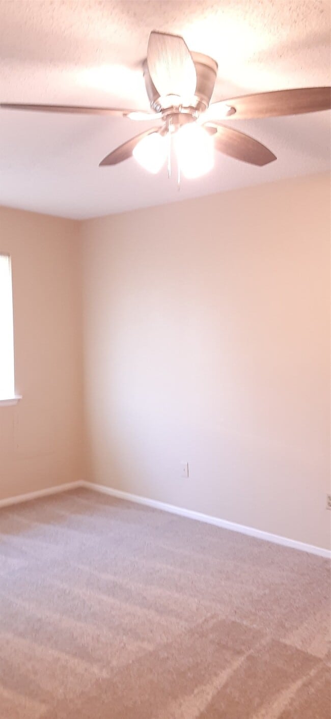 Building Photo - 8527 Ashlawn Dr