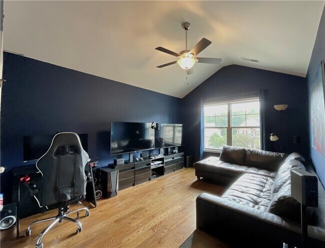 Building Photo - 5452 Oak Crest Ln