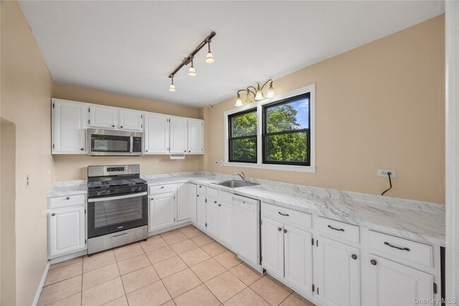 Building Photo - 176 Colonial Pkwy