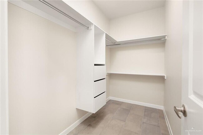 Building Photo - 13 E Iris Ave