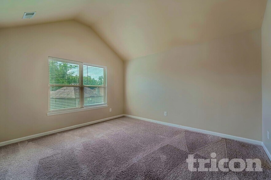 Building Photo - 744 Effendi Pl