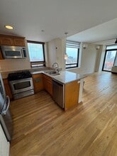 Building Photo - 116-24 Grosvenor Ln