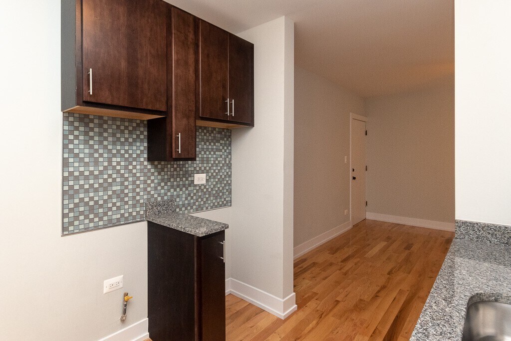 Building Photo - 814 W Cornelia Ave