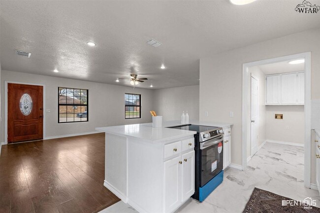 Building Photo - 300 E Garden Dr