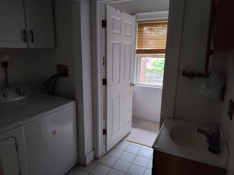 door to 2nd floor bath - 3918 Commonwealth St
