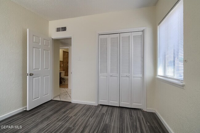 Building Photo - 10000 Jamaica St