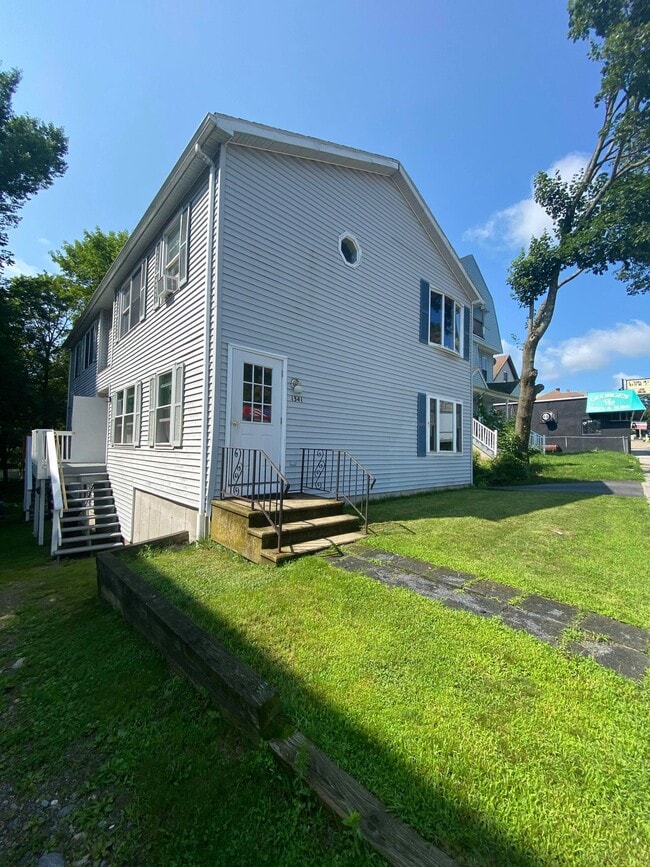 Building Photo - 1341 Main St