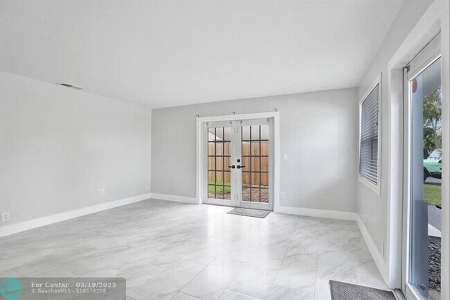 Building Photo - 802 SW 12th Ct