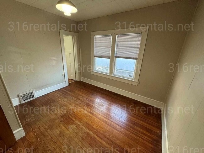 Building Photo - $1,250 - 2 bedroom / 1 bathroom - Single F...