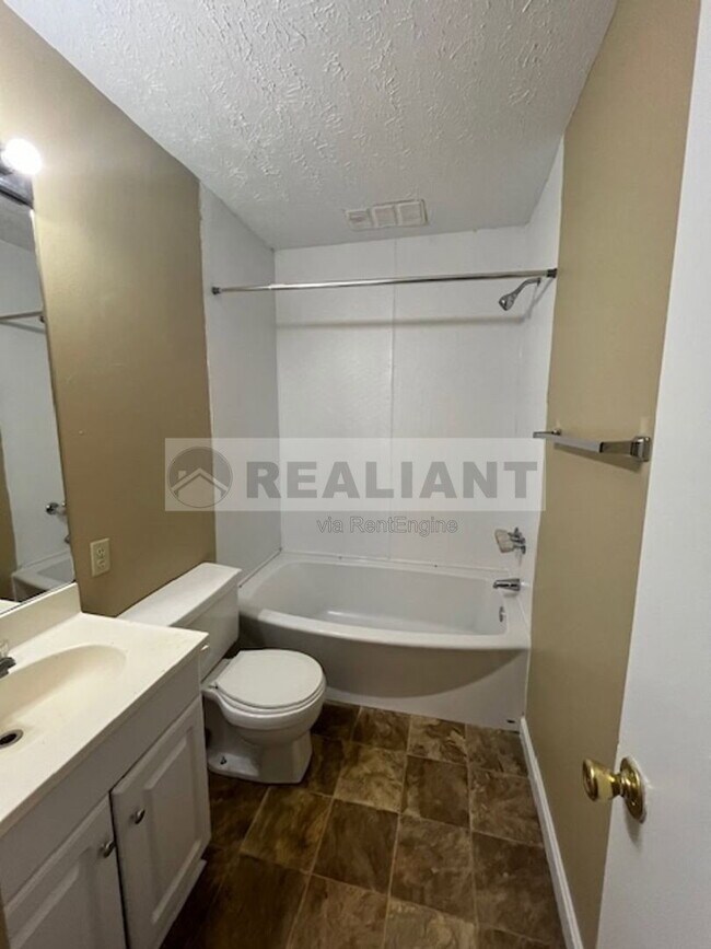 Building Photo - 1646 Foxhaven Dr