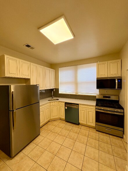 Building Photo - 5115 S Drexel Ave