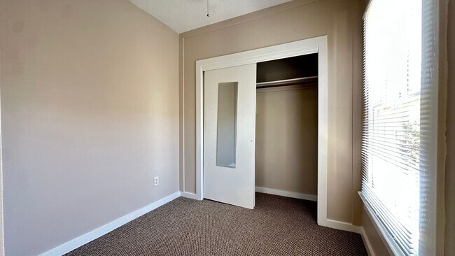 Building Photo - Great downtown location just 1-1/2 blocks off Centre St.!