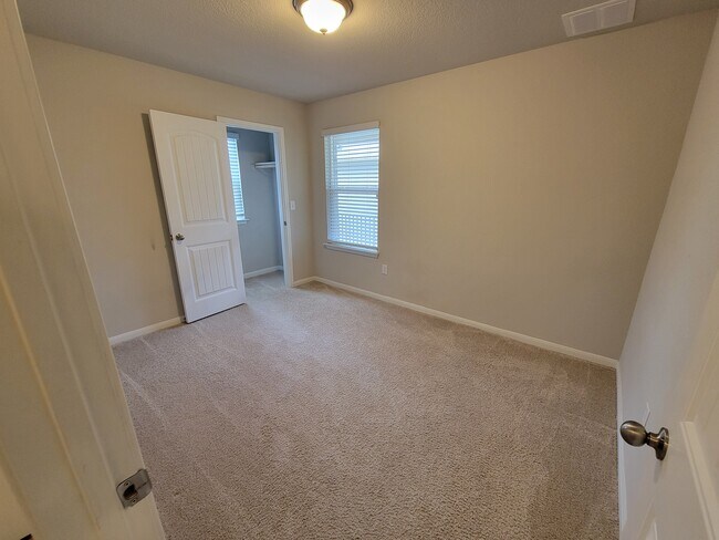 Building Photo - 3200 Crystal Bend Dr