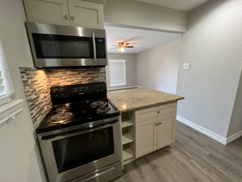 Building Photo - 1232 E Live Oak Rd