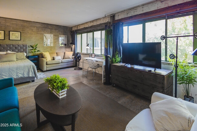 Building Photo - 353 E Thomas Rd