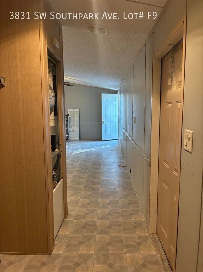 Building Photo - 3831 SW South Park Ave