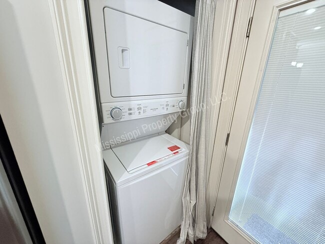 Building Photo - 3BR/3BA For Rent