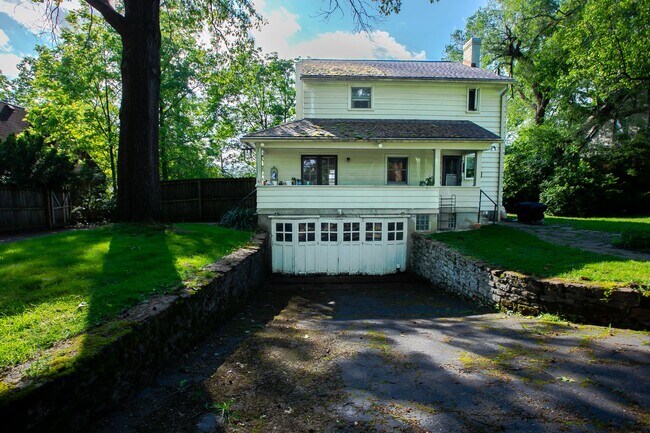 Building Photo - OPEN HOUSE 9/13 11AM-1PM  Beautiful 3-Bedr...