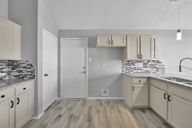 Building Photo - 2306 Piddler Dr