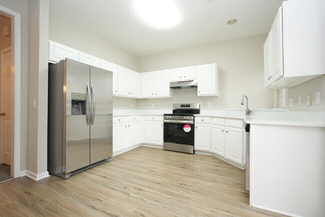 Building Photo - Charming 3-Bedroom, 3-Bathroom Townhome