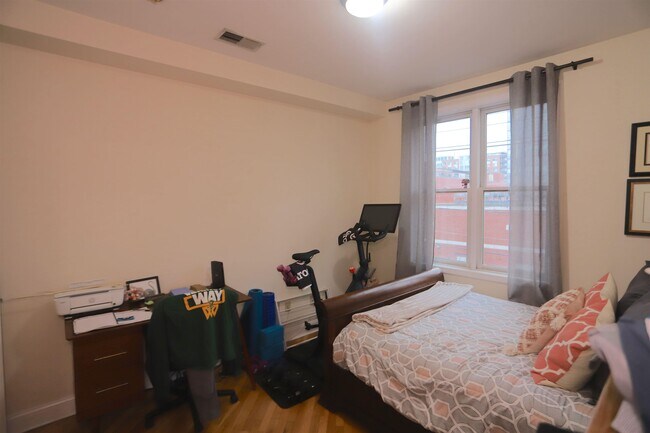 Building Photo - 915 Madison St