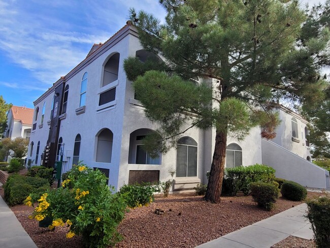 Building Photo - Gorgeous Henderson Condo with garage!