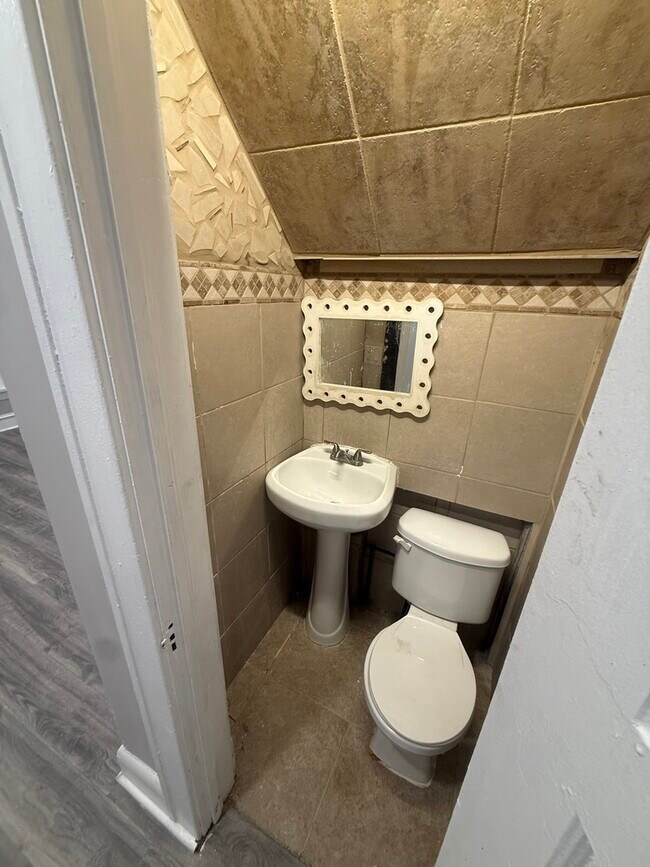 Building Photo - 746 N Schuyler Ave