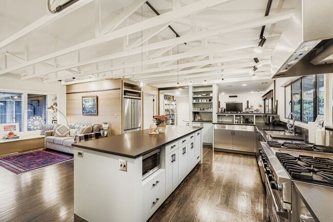 Building Photo - Medina Home