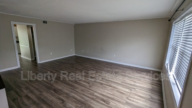 Building Photo - 1100 Pineland Ave