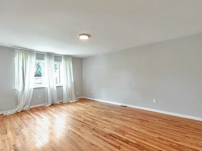 Building Photo - Coming Soon! 5BR/2BA | Newly Renovated Single Family Home | 1-Car Garage Parking | Fenced yard!